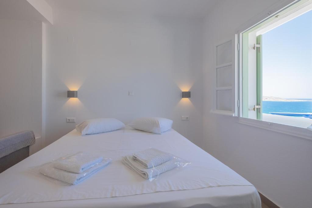 A bed or beds in a room at Lorenzo Studios and Suites Paros
