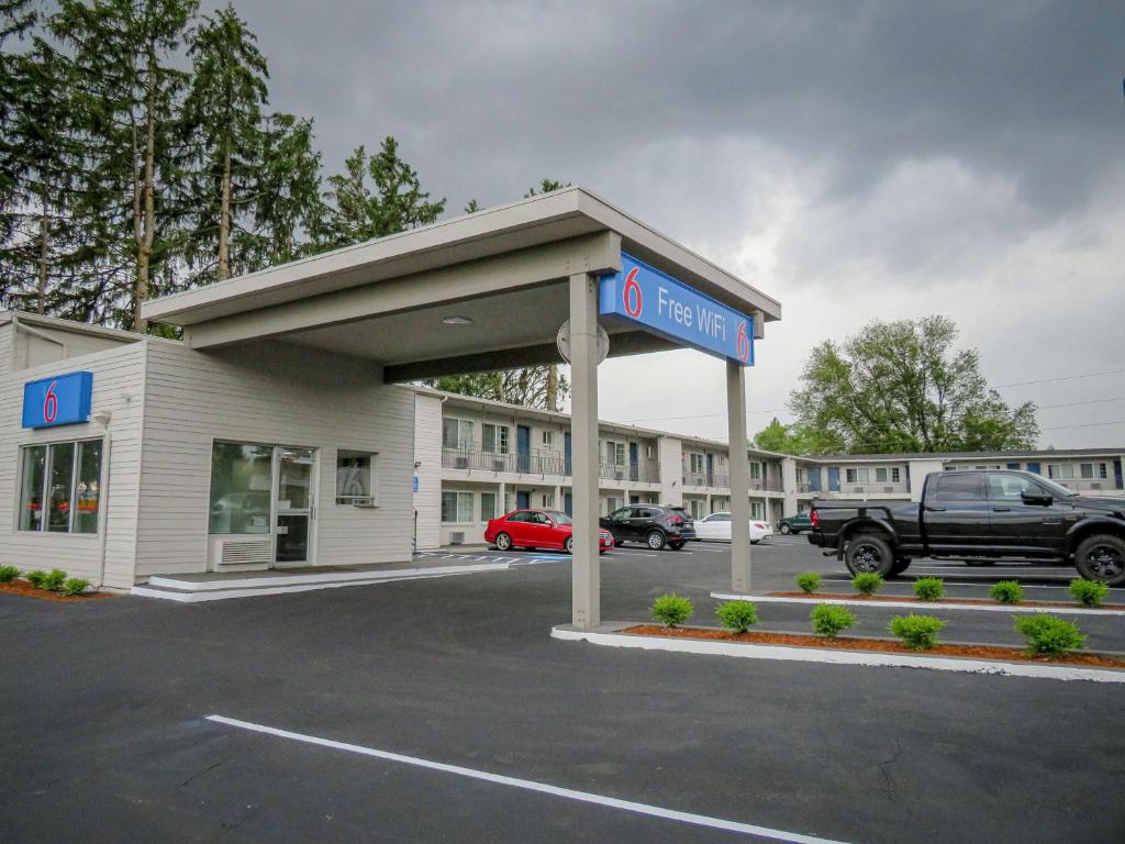 una gasolinera con un cartel en un estacionamiento en Motel 6 Tigard, Or - Portland Southwest, en Tigard