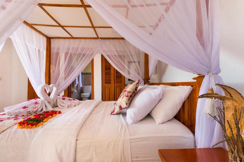 Una cama o camas en una habitación de Amed Beach Resort