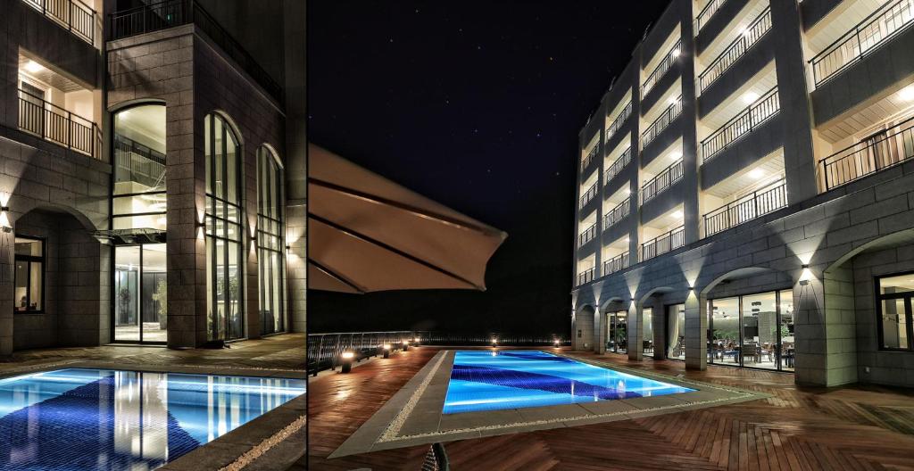 una piscina en medio de un edificio en Lapis Hotel Namhae, en Namhae