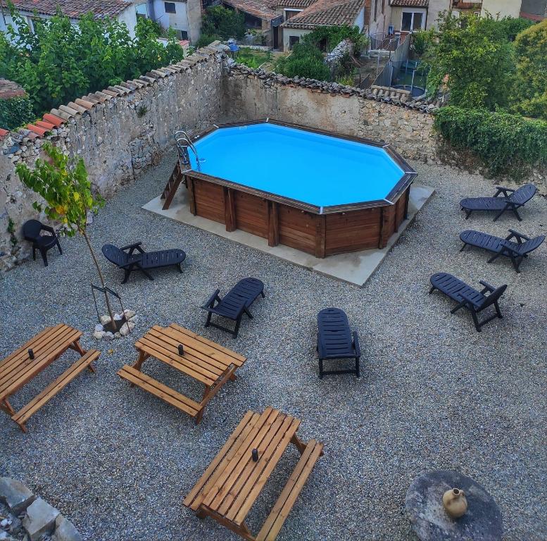 an overhead view of a pool with tables and chairs at EVA & TRAVEL - El Cor del Montsant in Ulldemolins