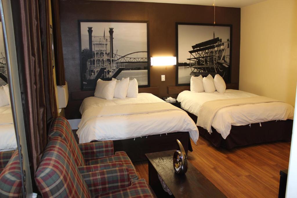 een hotelkamer met 2 bedden en een bank bij Koreana in Decorah in Decorah