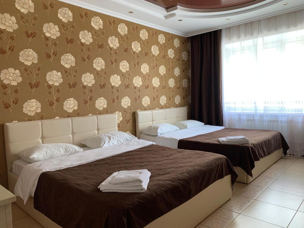 ネリュングリにあるHotel Luxe VIPのベッドルーム1室(ベッド2台、窓付)