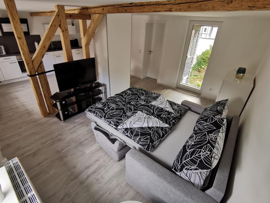 een woonkamer met een bank en een tv bij Traumhaftes Apartment zentral in Bad Berleburg in Bad Berleburg