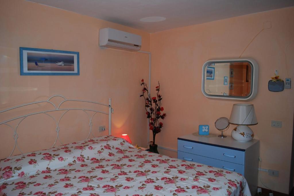 1 dormitorio con cama, tocador y espejo en Rustico Rosmarino, en Castiglion Fiorentino