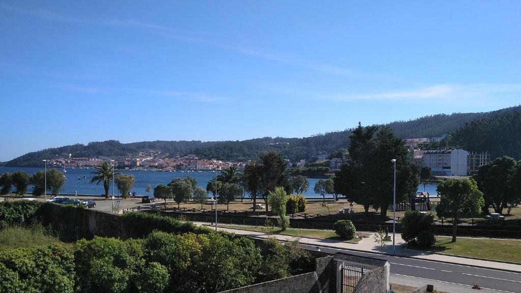 Blick auf einen Wasserkörper mit einer Stadt in der Unterkunft Apartamento Mirador de Cee in Cee