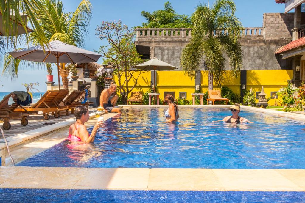 La alberca dentro o cerca de Amed Beach Resort