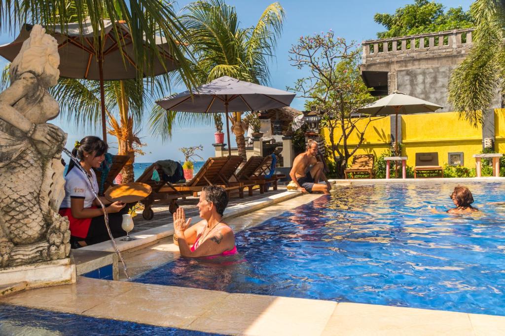 La alberca dentro o cerca de Amed Beach Resort
