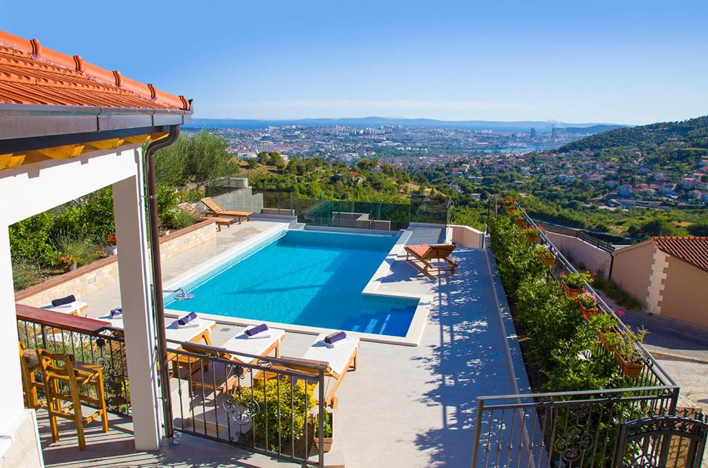 - une piscine au-dessus d'une maison dans l'établissement GREAT OFFER "VILLA BELLA VISTA-" heated pool, bbq, panoramic view near Split, à Klis