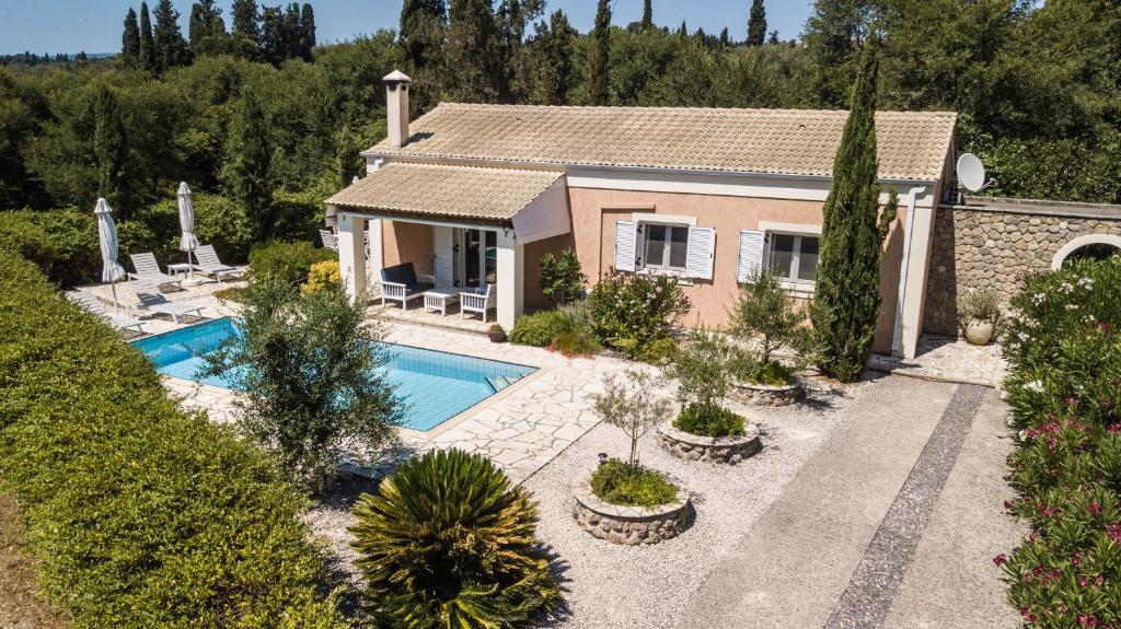 uma casa com uma piscina em frente em Villa Oleander em Áfra