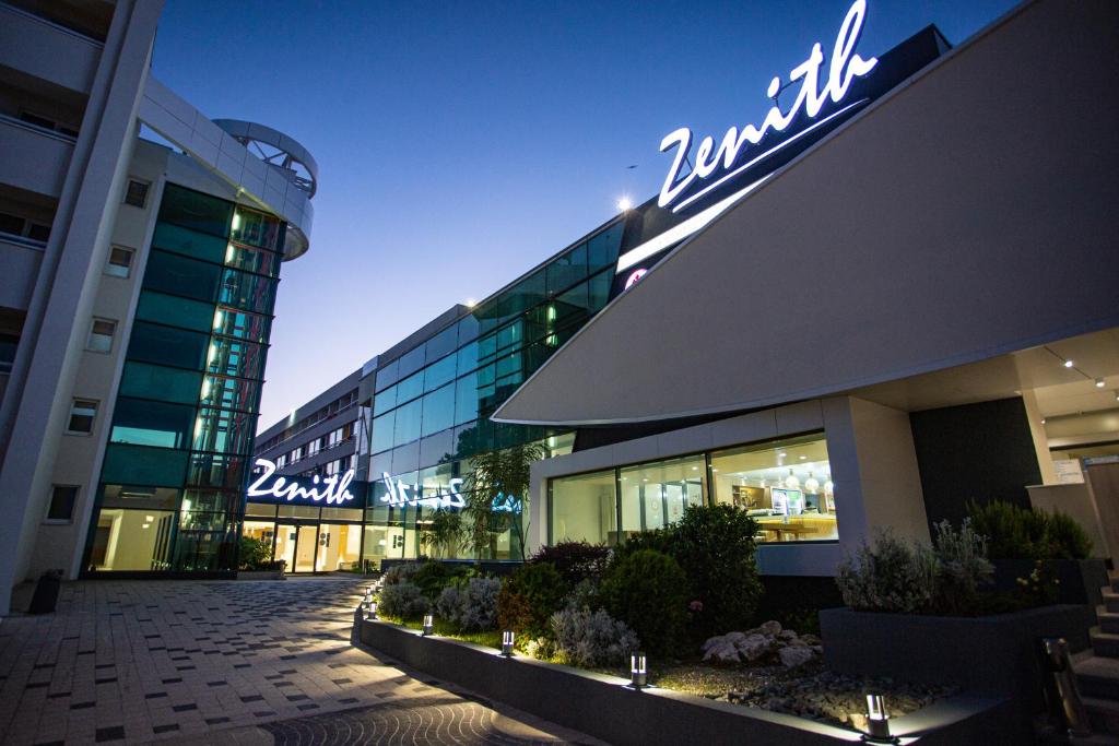 un bâtiment avec un panneau sur son côté dans l'établissement Zenith - Top Country Line - Conference & Spa Hotel, à Mamaia