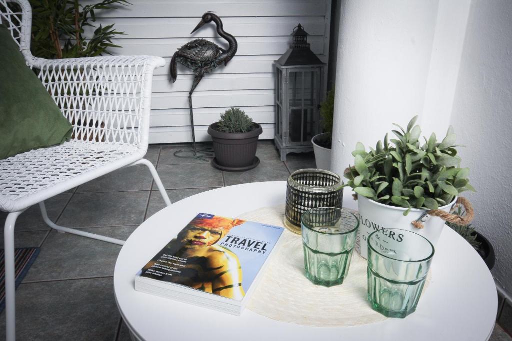 un tavolino con un libro e una rivista sopra di N&J GuestHouse Swan Bled a Bled