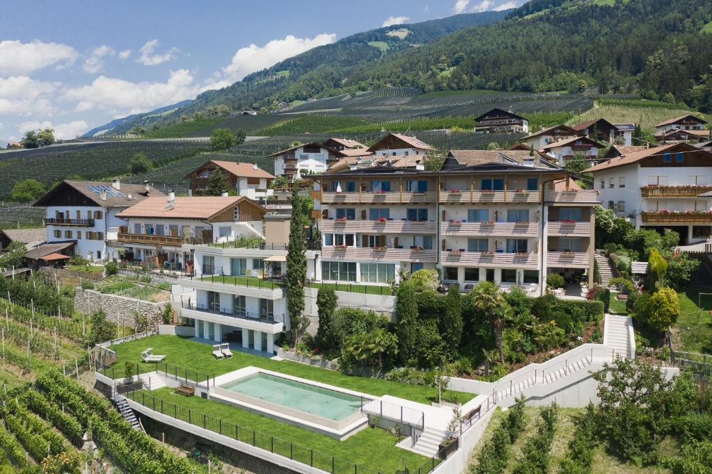 ein Resort in den Bergen mit Pool in der Unterkunft Apparthotel Zunneler in Schenna