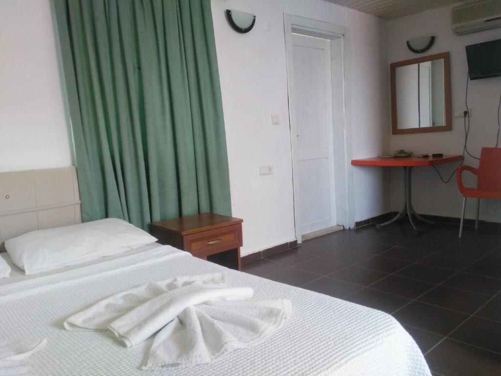Postel nebo postele na pokoji v ubytování UĞUR BEACH HOTEL