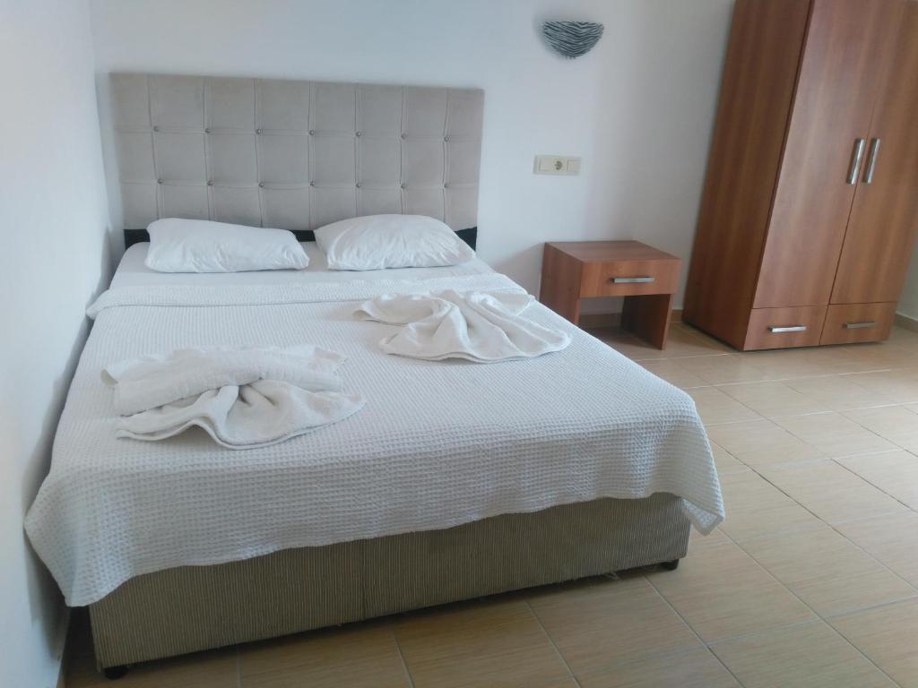 Postel nebo postele na pokoji v ubytování UĞUR BEACH HOTEL