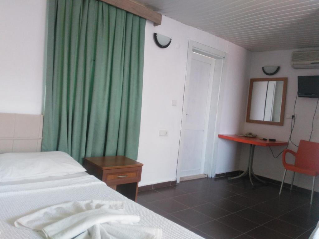 Postel nebo postele na pokoji v ubytování UĞUR BEACH HOTEL
