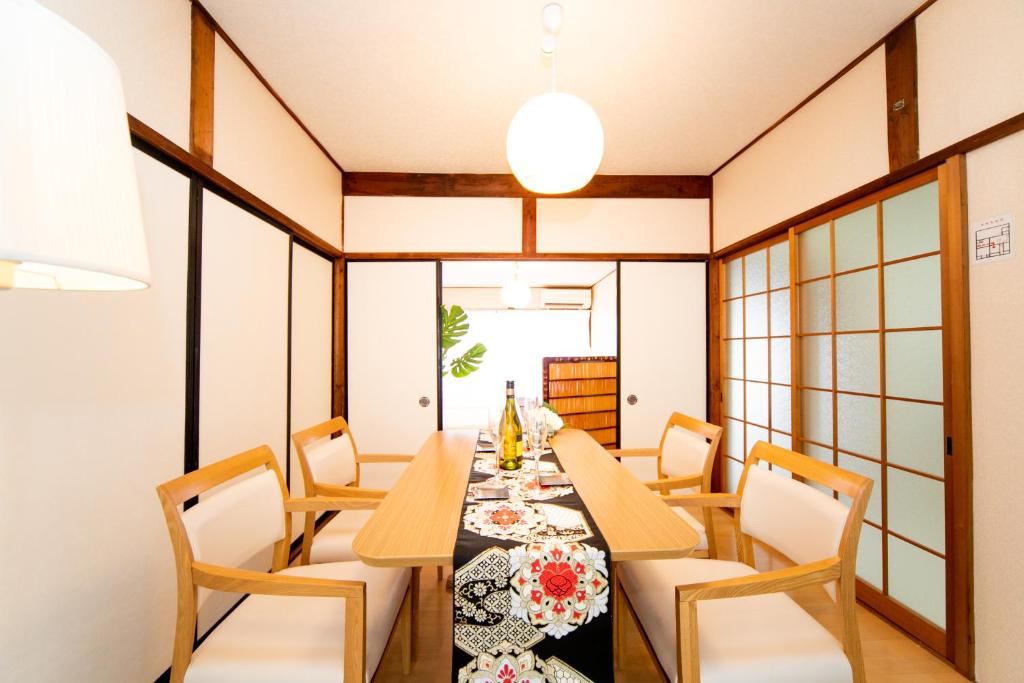 Posezení v ubytování Yokkaichi Nishishinchi Hotel