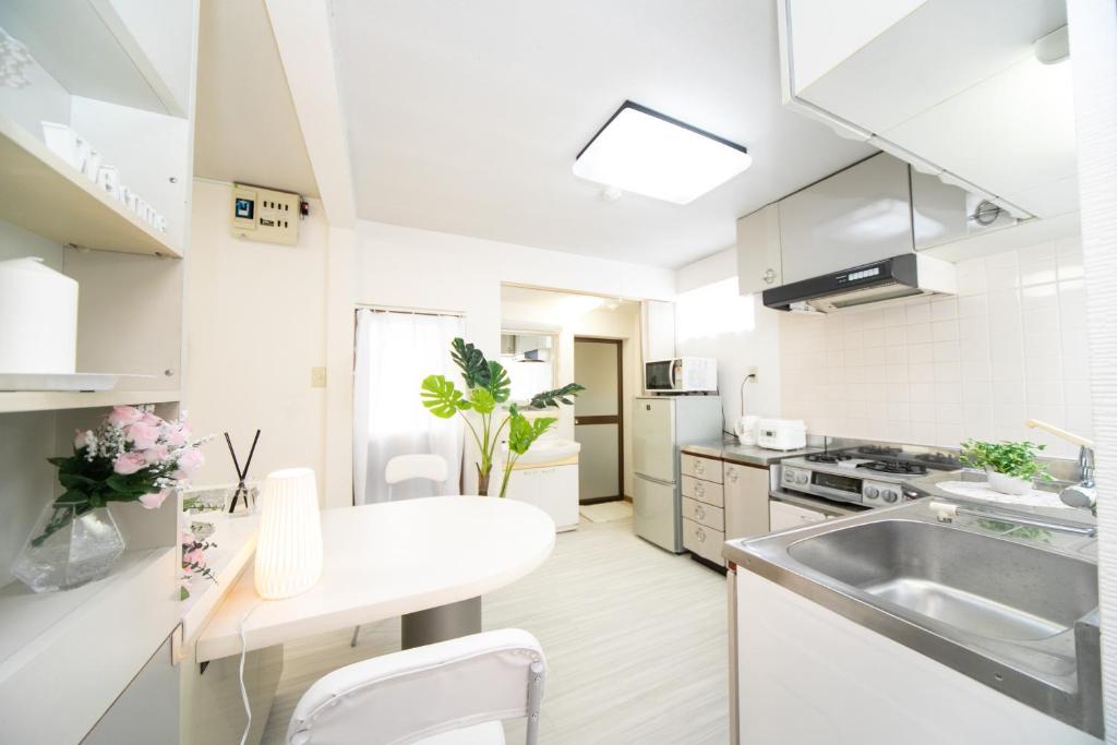 Kuchyň nebo kuchyňský kout v ubytování Yokkaichi Nishishinchi Hotel