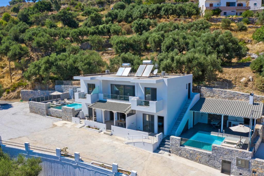 eine Luftaufnahme einer Villa mit Swimmingpool in der Unterkunft Petasos in Plakias