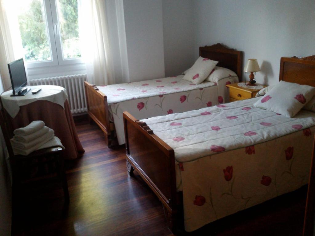 A bed or beds in a room at Hostal Pumar