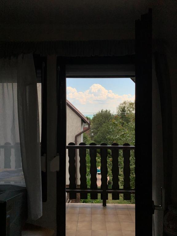 Drzwi otwarte na balkon z widokiem w obiekcie WhiteHouse Alsoors w Alsóörs