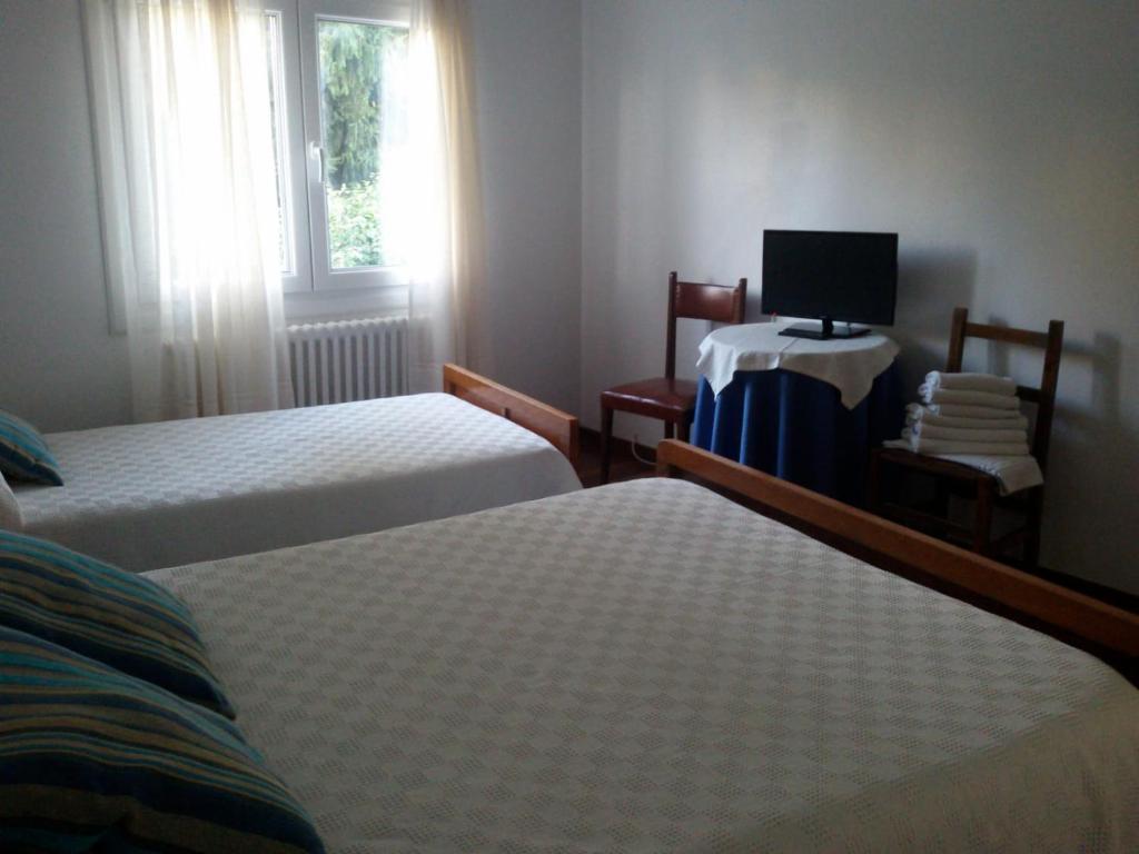 A bed or beds in a room at Hostal Pumar