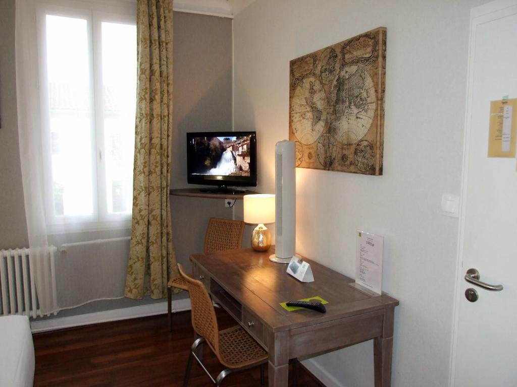 Televisyen dan/atau pusat hiburan di Logis Hotel L'Occitan 2 étoiles