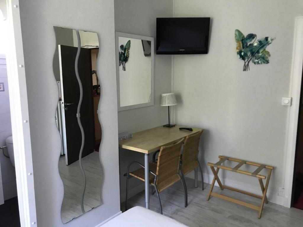 Televisyen dan/atau pusat hiburan di Logis Hotel L'Occitan 2 étoiles