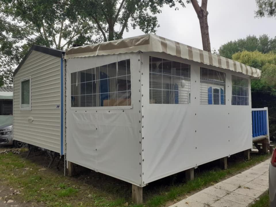 un grand poulailler blanc avec un toit dans l'établissement Mobilhome, aux Mathes