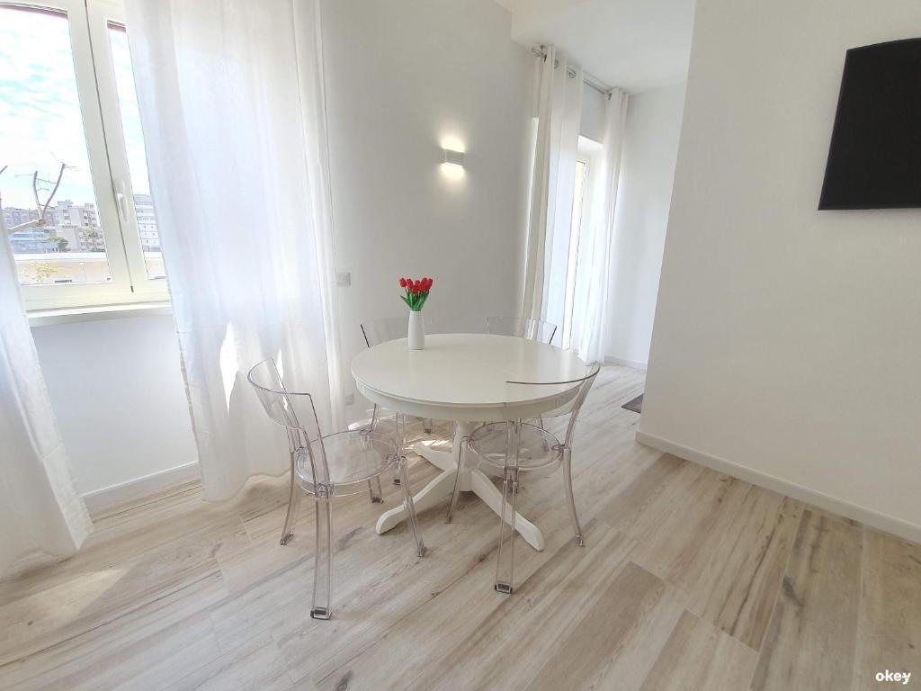 Televízia a/alebo spoločenská miestnosť v ubytovaní 2B Home - Bari Centro