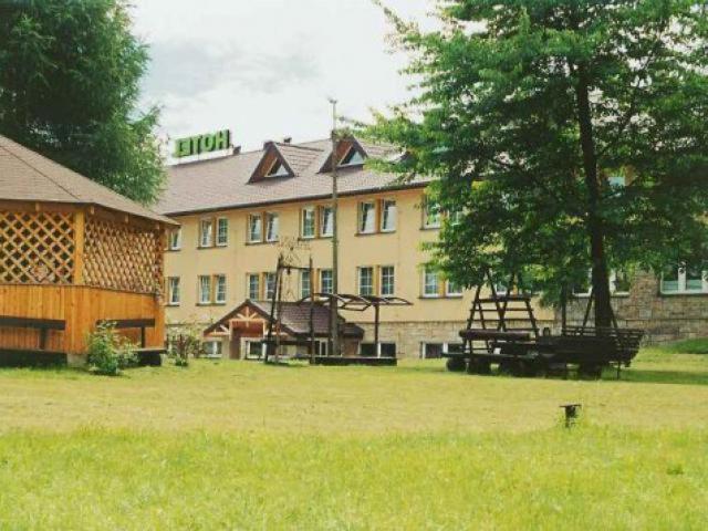 un gran edificio con un parque enfrente en Hotel Janina, en Rytro