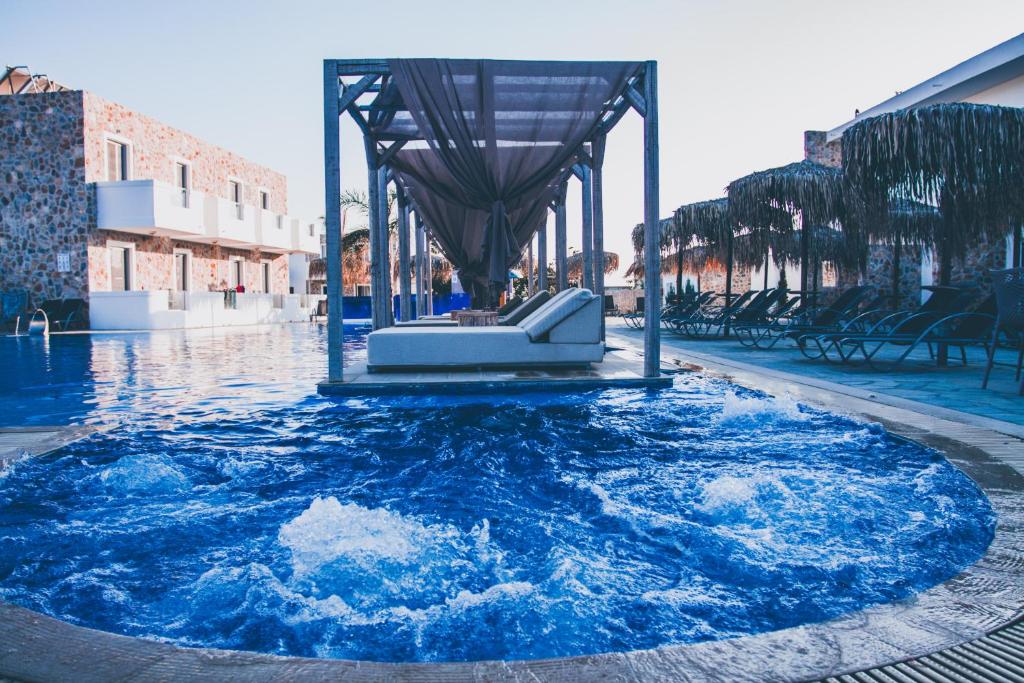 ティガキにあるSunshine Hotel Tigakiの青い水の大きなプール(スライダー付)