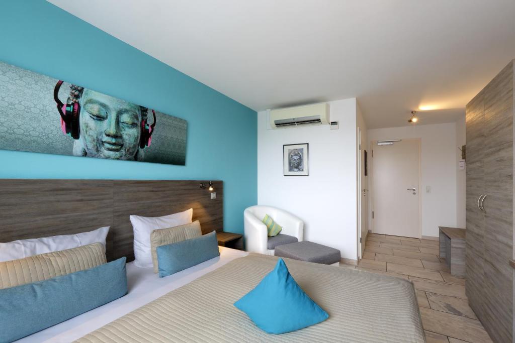 ein Schlafzimmer mit einem großen Bett mit blauen Wänden in der Unterkunft Grunder Gästehaus in Limbach