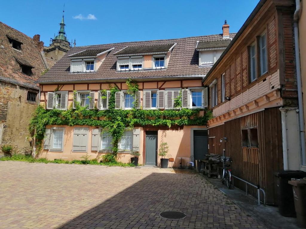 un cortile vuoto in un edificio con un edificio di La Cour de Berthe Est a Colmar