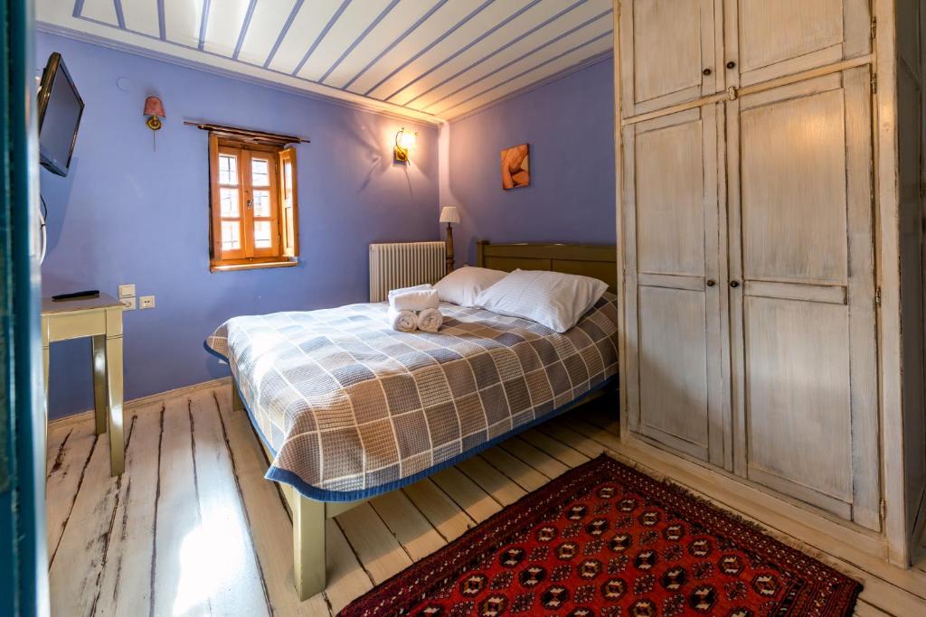 Postel nebo postele na pokoji v ubytování Archontiko Dilofo