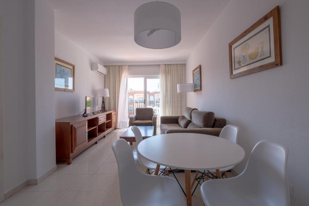 A seating area at Aparthotel las Dunas