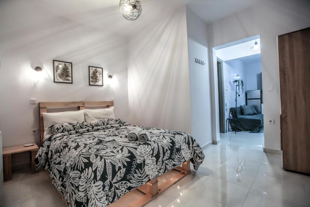 una camera da letto con un letto con un piumone bianco e nero di Terra di Meteora Suites #3 a Kalabaka