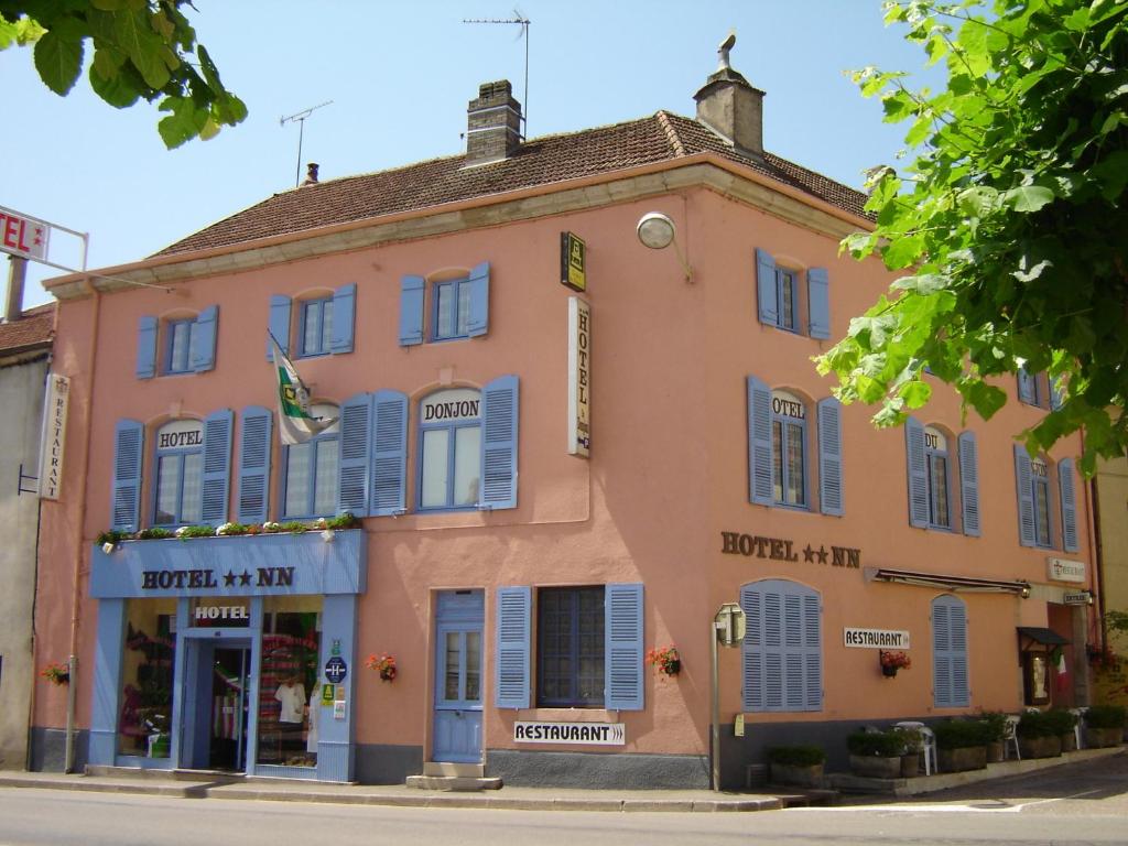 Champlitte-et-le-PrélotにあるHotel du Donjonの青い襖のピンクの建物