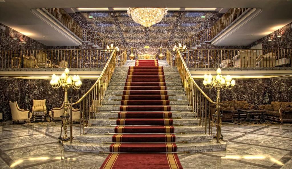 - un escalier dans un bâtiment doté d'un tapis rouge dans l'établissement Hotel Unique Dortmund Hauptbahnhof, à Dortmund