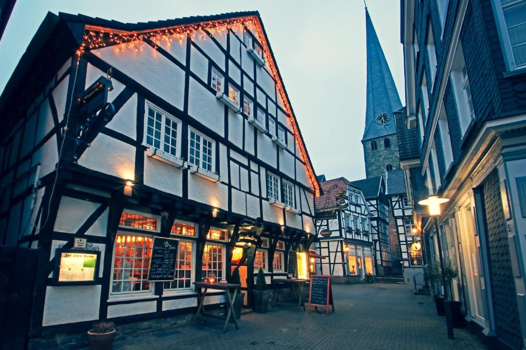 una calle de la ciudad con un edificio con una torre de reloj en Zur alten Krone en Hattingen