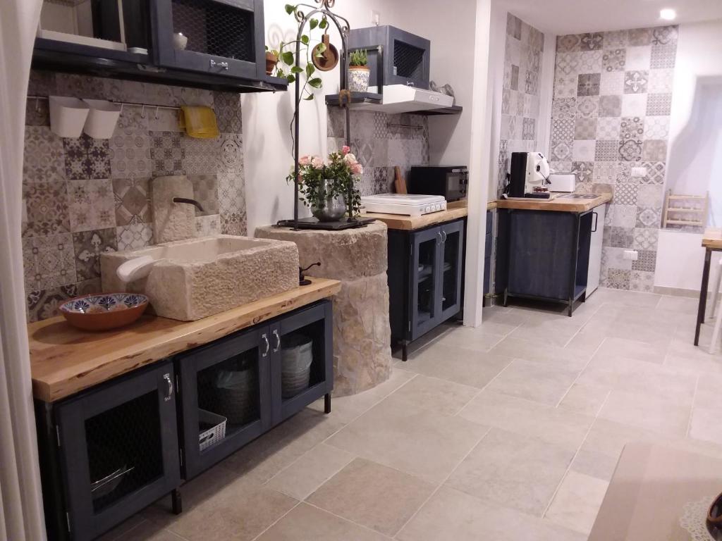 een keuken met een wastafel en een aanrecht bij POZZO FIORITO in Matera
