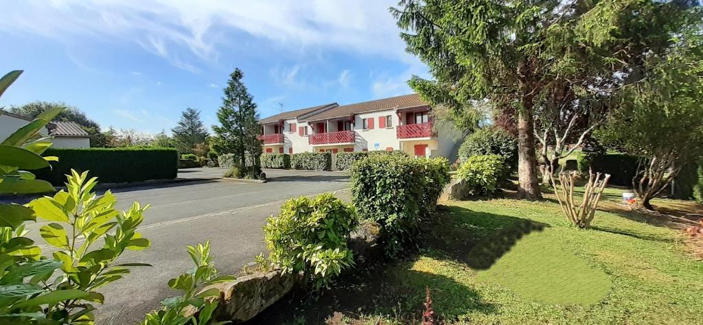 una casa al lado de una calle en Résidence Hôtelière Hélios, en Jonzac