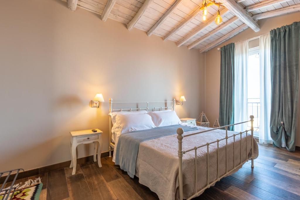1 dormitorio con cama y ventana grande en BnB Sant'Alfonso en Agrigento