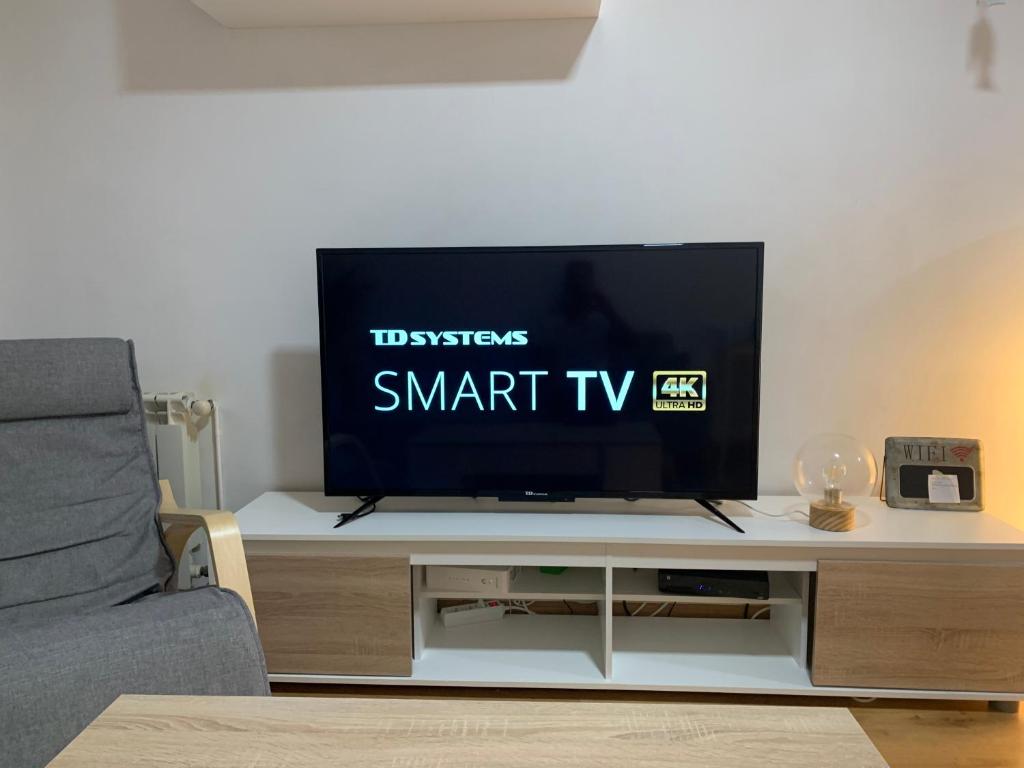 TV a/nebo společenská místnost v ubytování Apartamento playa Boiro