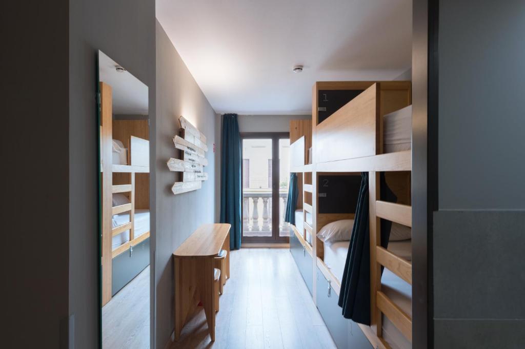 Posteľ alebo postele v izbe v ubytovaní Yeah Barcelona Hostel
