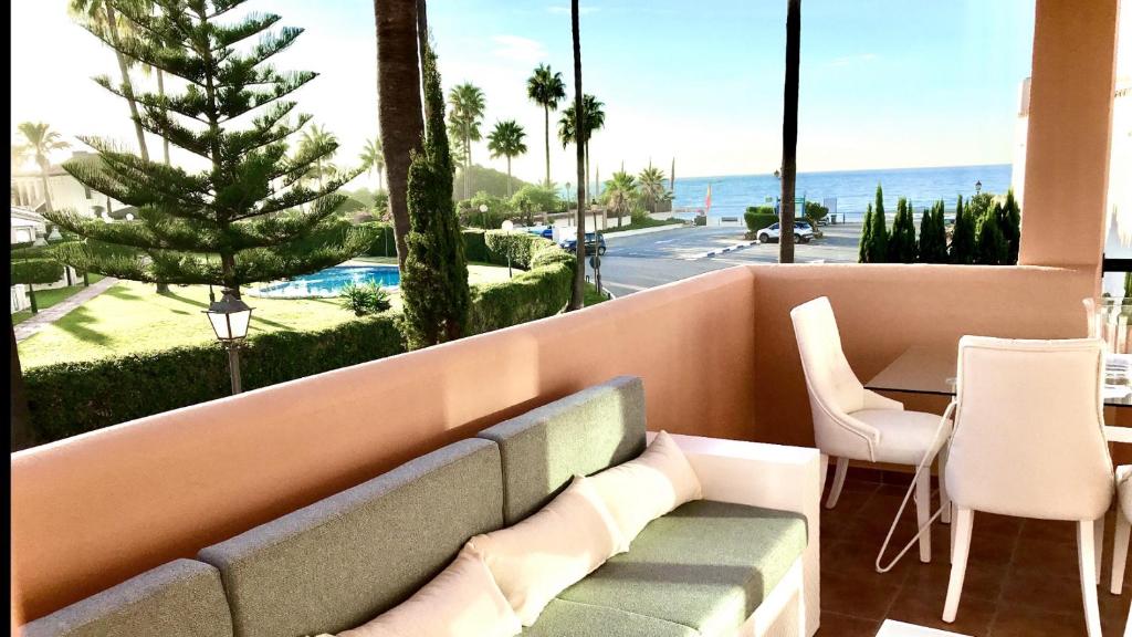 kanapa na balkonie z widokiem na ocean w obiekcie MARBELLA ALICATE BEACHFRONT - Luxury Apartment-2 w Marbelli