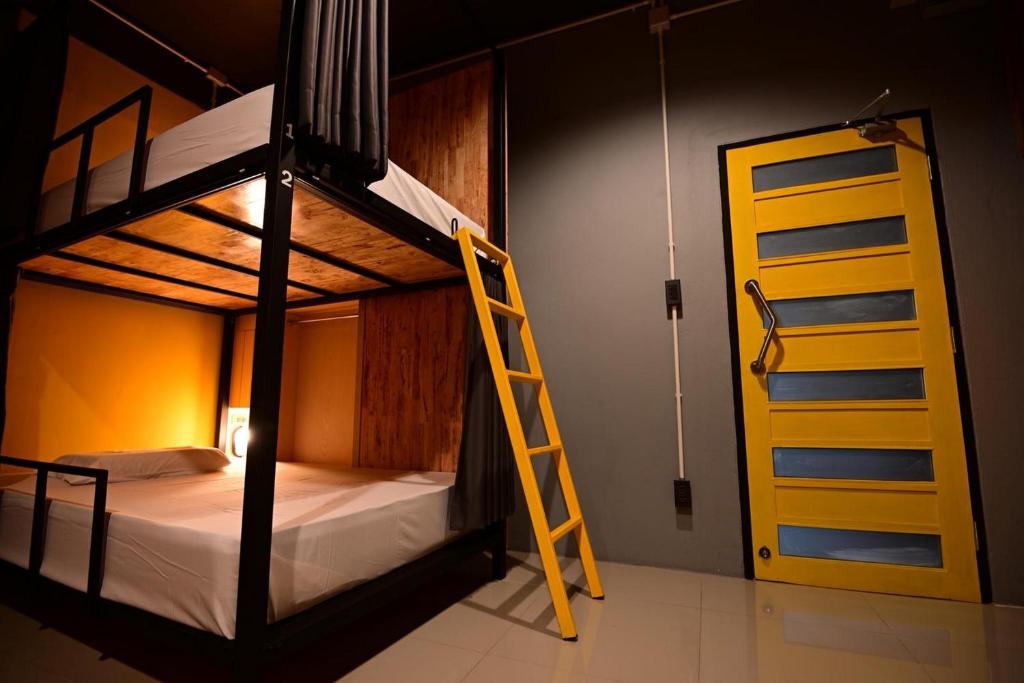 Room 22 tesisinde bir ranza yatağı veya ranza yatakları