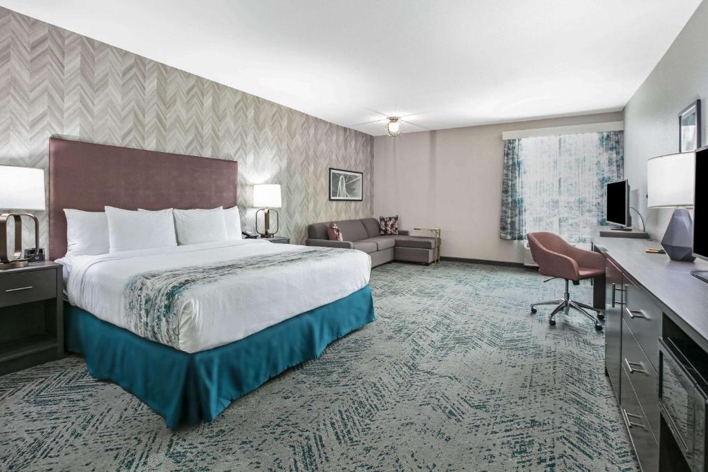 La Quinta Inn & Suites DFW West-Glade-Parks photo