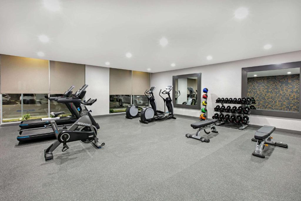 La Quinta Inn & Suites DFW West-Glade-Parks photo