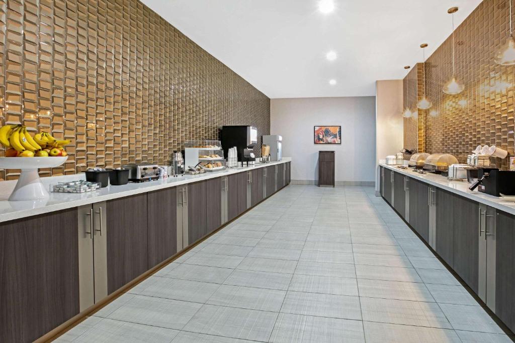 La Quinta Inn & Suites DFW West-Glade-Parks photo